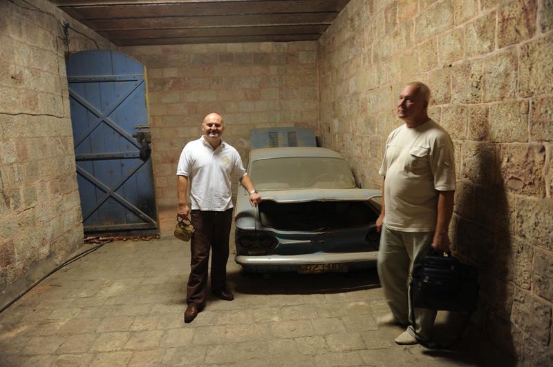 Ю.А. Грачёв и В. Н. Герасимович в гараже, где сохранилась машина 1961 года с посольскими номерами