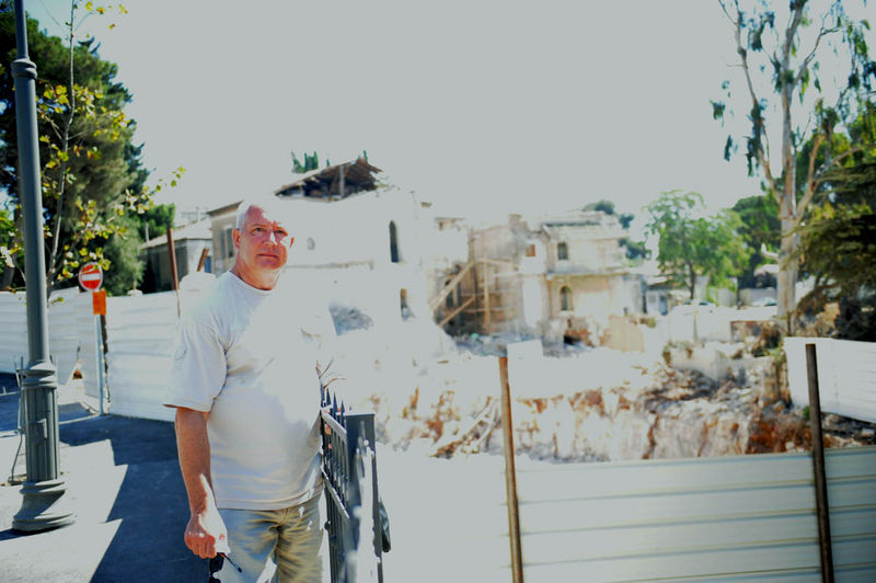 Ю.А. Грачёв напротив разрушенной части Вениаминовского подворья ИППО в Иерусалиме. © Иерусалимское отделение ИППО