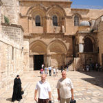 Справа налево: Ю.А. Грачёв и В.Н. Герасимович напротив храма Гроба Господня в Иерусалиме