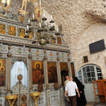 У камня св. Иакова в храме св. Жен-мироносиц. © Иерусалимское отделение ИППО