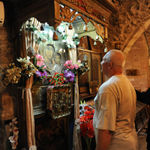 У чудотворной иконы св. Богородицы в церкви св. Иакова. © Иерусалимское отделение ИППО