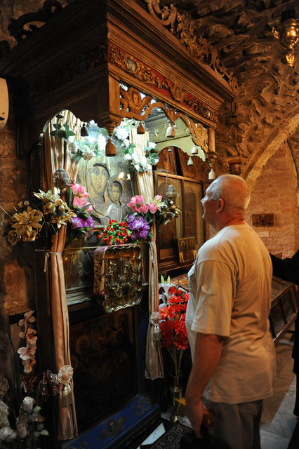 У чудотворной иконы св. Богородицы в церкви св. Иакова. © Иерусалимское отделение ИППО
