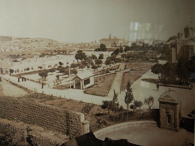 Вид на русские постройки с крыши Сергиевского подворья. © Иерусалимское отделение ИППО