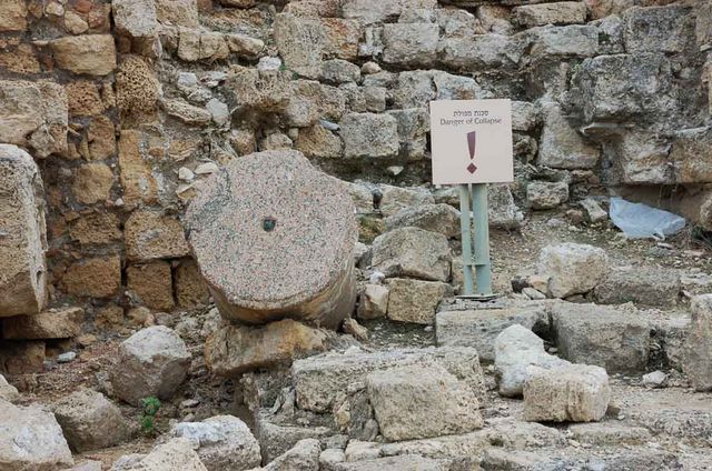 Элементы камней различных периодов в городе крестоносцев