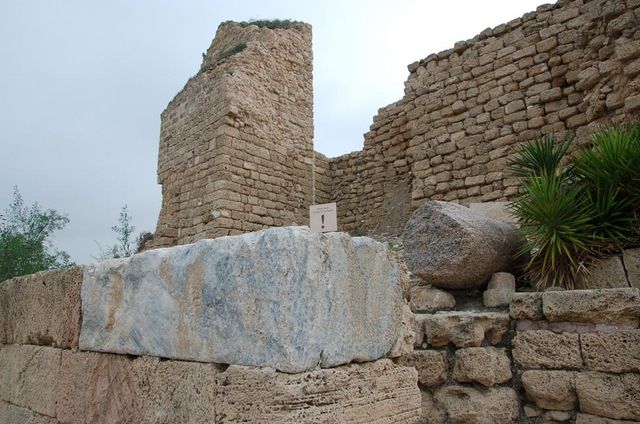 Одна из башен восточной стены крестоносцев