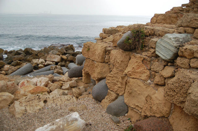 Руины древнего порта Кейсарии