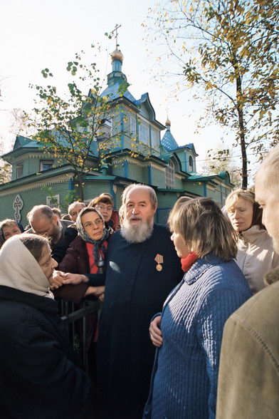 Протоиерей Василий Ермаков. Всегда в окружении духовных чад. Фото © Александр Сетраков