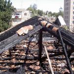 Сгоревшая крыша восточного корпуса после пожара 20 января 2002 года