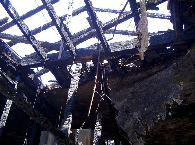 Последствия пожара 20 января 2002 года на крыше восточного корпуса Сергиевского подворья в Иерусалиме
