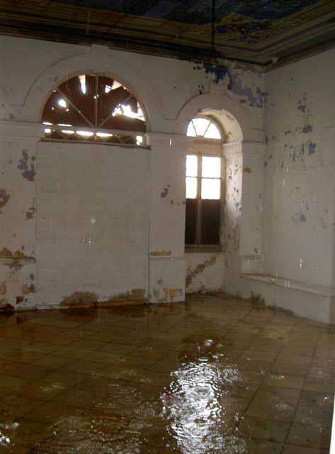 21 января 2002 года. Вода пожарных шлангов после тушения пожара на 2 этаже восточного корпуса Сергиевского подворья