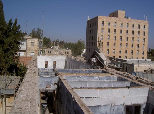 30 января 2004 года. Очищенная от мусора крыша восточного корпуса