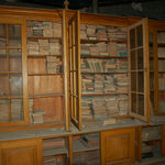 Состояние архива ИППО на Сергиевском подворье на 26 мая 2008 г. Шкафы с книгами, покрытые 40-летней пылью, находятся в помещение