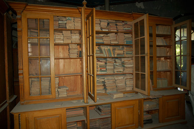 Состояние архива ИППО на Сергиевском подворье на 26 мая 2008 г. Шкафы с книгами, покрытые 40-летней пылью, находятся в помещение