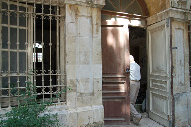 26 мая 2008 г. Ценнтральный вход в восточный корпус Сергиевского подворья. Хорошо видна старая дверь.