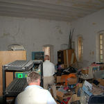 26 мая 2008. Чтобы пройти в квартиру эконома, делегации ИППО приходилось преодолевать завалы старых вещей
