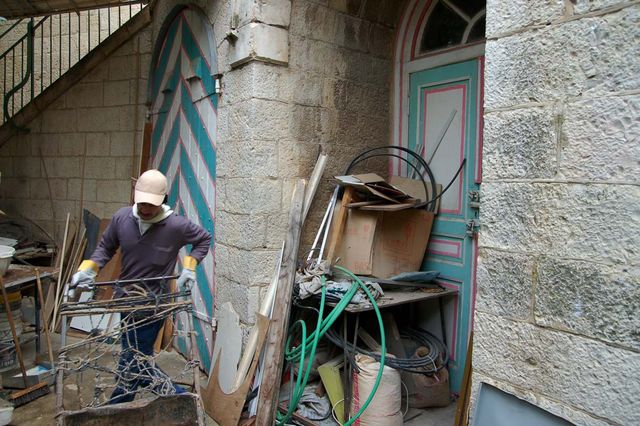 10 февраля 2009 г. Рабочие начинают разбирать завалы мусора. © Иерусалимское отделение ИППО