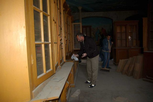 10 февраля 2009 г. Возрождение Сергиевского подворья начинается с уборки помещения народной трапезной