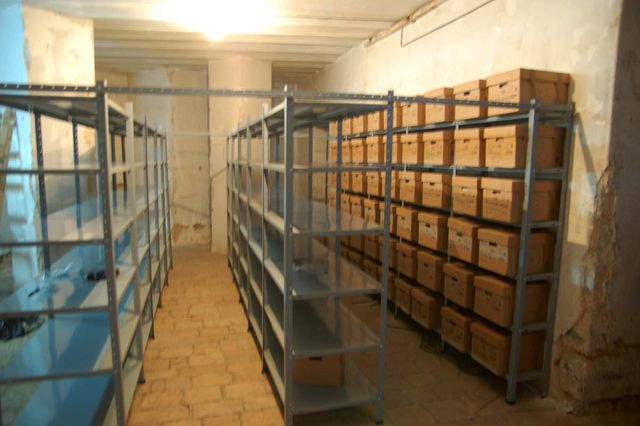 26 февраля 2009 г. Установлены архивные стелажи. © Иерусалимское отделение ИППО