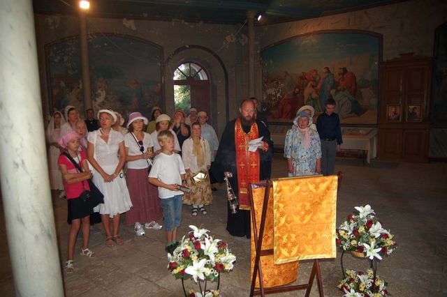 18 сентября 2009 г. Группа паломников из России в народной трапезной Сергиевского подворья