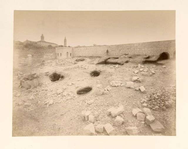 Вид на древнееврейские гробницы, найденные рядом с Елеонским монастырем 1890-е годы