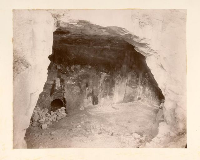 Вид древнееврейских гробниц, найденных на территории Елеонского монастыря в 1890-е годы