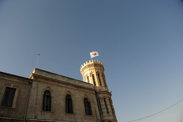 20 сентября 2010 года. Обновленный флаг на южной башне Сергиевского подворья в Иерусалиме
