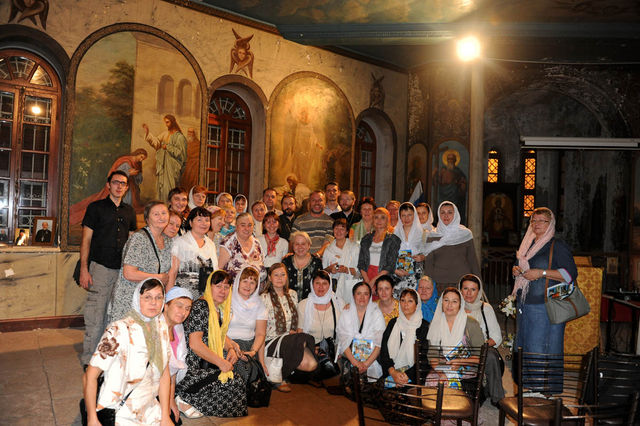 9 ноября 2010 года Русские православные паломники из Санкт-Петербурга на Сергиевском подворье