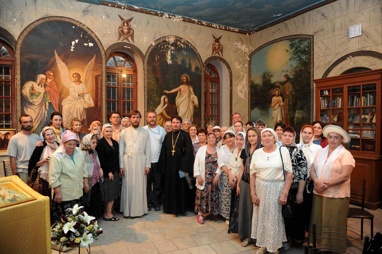 10 ноября 2010 года. Группа русских православных паломников из Москвы на Сергиевском подворье в Иерусалиме
