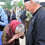 Паломница Валентина из города Зеленограда берет благословение у священника сербской группы паломников