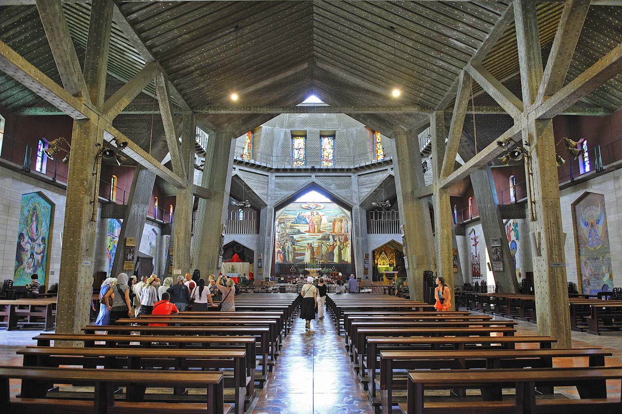 Интерьер второго уровня базилики Благовещения, являющегося грандиозным и богато украшенным католическим храмом