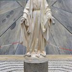 Скульптурное изображение Божьей Матери, установленное слева от входа в базилику на колонне от прежде стоявших здесь храмов