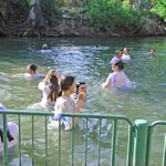 Омовение паломников в священных водах реки Иордан в специально оборудованном месте “Ярденит”