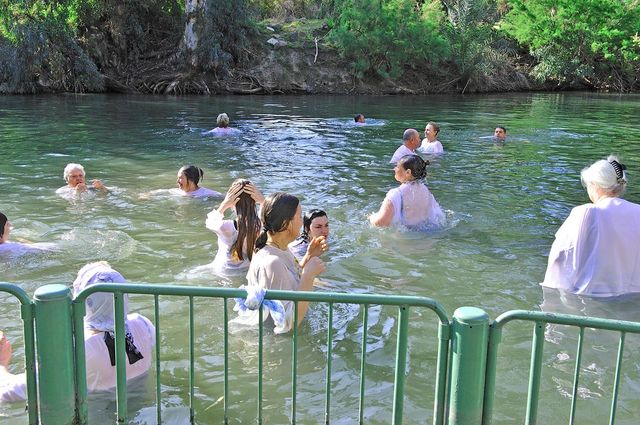 Омовение паломников в священных водах реки Иордан в специально оборудованном месте “Ярденит”