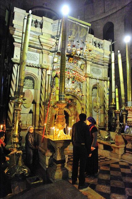 Фасад Святой Кувуклии в Храме Гроба Господня перед ночной Литургией в Чистый Четверг