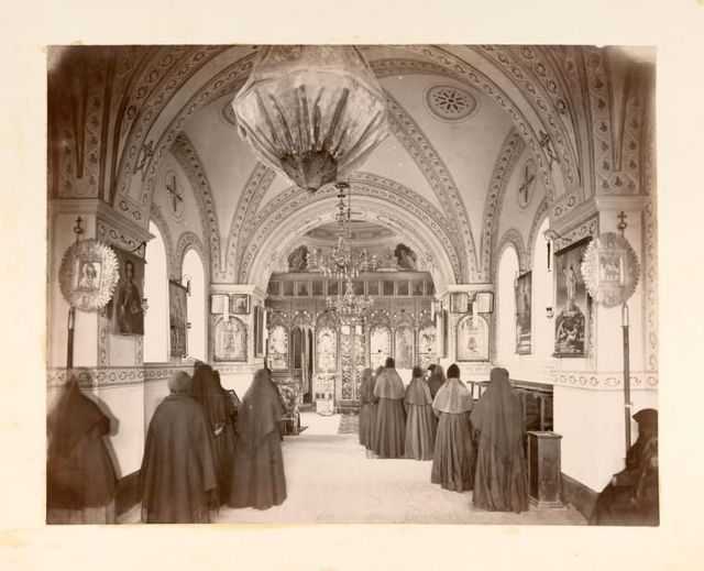 Молящиеся монахини в храме во имя Казанской иконы Божией Матери
