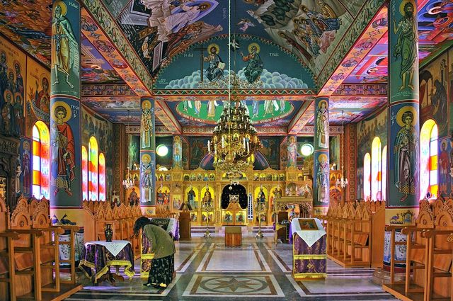 Интерьер современного храма во имя Собора Пресвятой Богородицы на Поле Пастушков