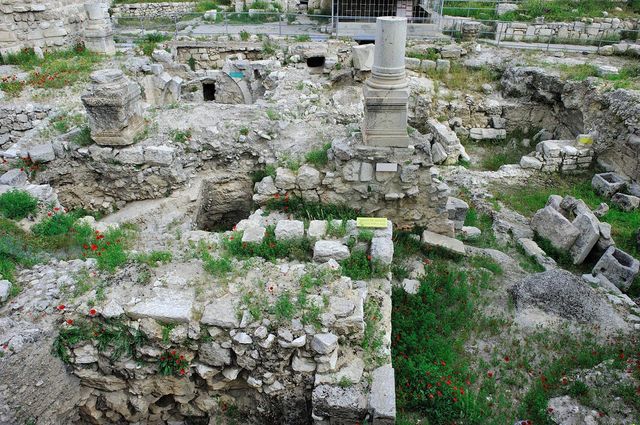 Раскопки основания языческого храма Сераписа (Асклепия) и небольших гротов-купален к востоку от дамбы купальни Вифезда