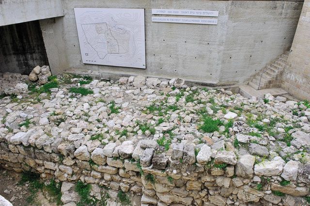 Раскопки основания стены Иерусалима времен Первого Храма периода царствования благочестивого царя Езекии