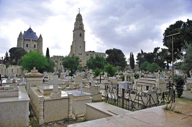 Православное кладбище на горе Сион. На заднем плане базилика Успения Божьей Матери