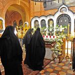 Монахини Гефсиманского монастыря прикладываются к Плащанице Спасителя