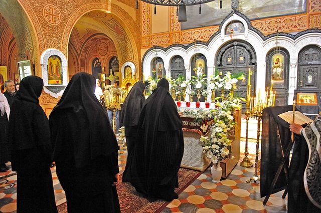 Монахини Гефсиманского монастыря прикладываются к Плащанице Спасителя