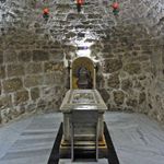 Интерьер крипты храма с гробницей над местом погребения Георгия Победоносца