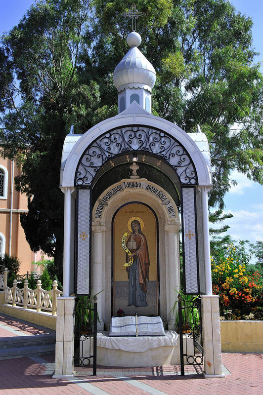 Стелла с мозаичным изображением праведной Тавифы под сенью