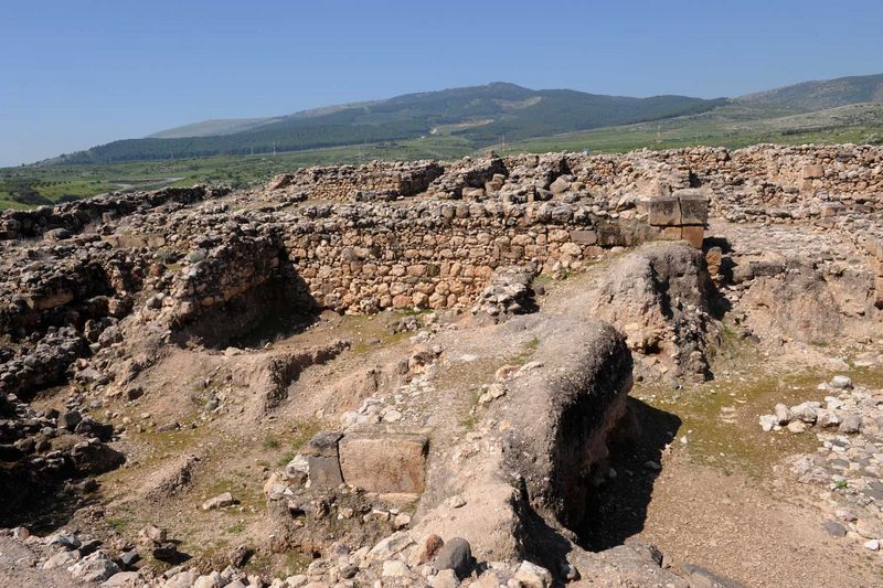 Руины израильской крепости периода царя Ахава (IX в. до н.э.) и культовая сцена периода Судей (XI в. до н.э.)