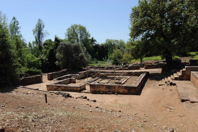 Руины храма. Вероятно здесь стоял храм Иеровама Бен Набата, построенного после разделения Израиля на два царства (930 г. до н.э.