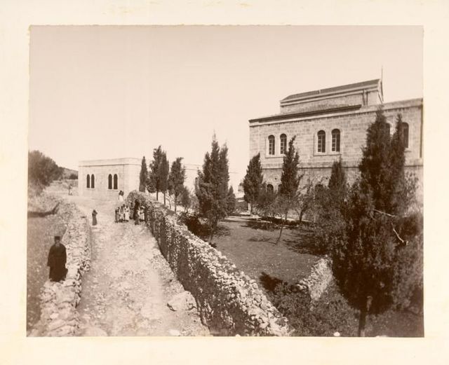 Вид на здания учебных заведений женской школы в Бет-Джале