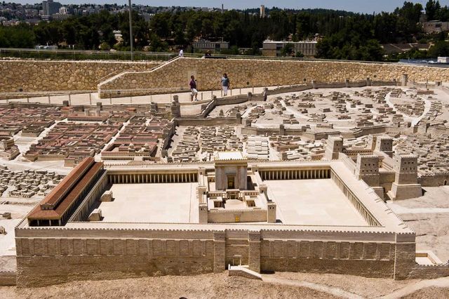 Вид на Иерусалимский Храм. В центре Святая Святых