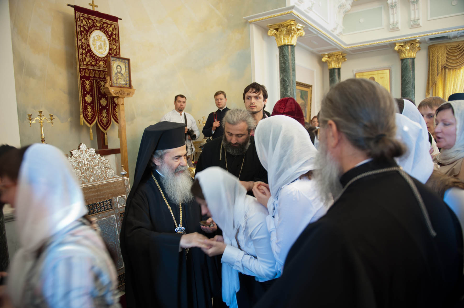 Патриарх Иерусалимский Феофил благословляет паломников