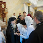 Патриарх Иерусалимский Феофил благословляет паломников
