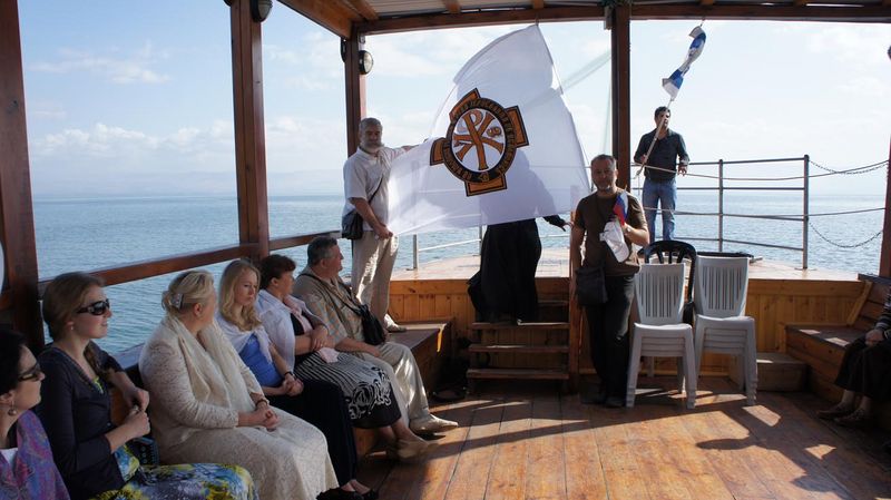 Флаг ИППО развернут на лодке на море Галилейском
